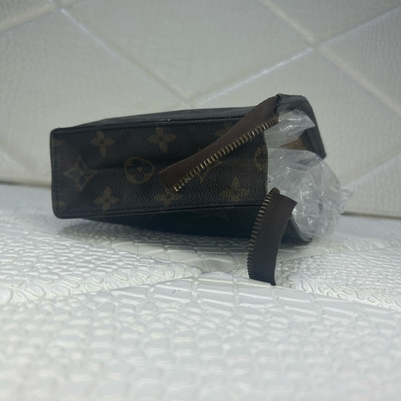 ONE DAY SALE Louis Vuitton Monogram Toiletry cosmetic Pouch Bag 19, DISCONTINUED - Picture 10 of 11